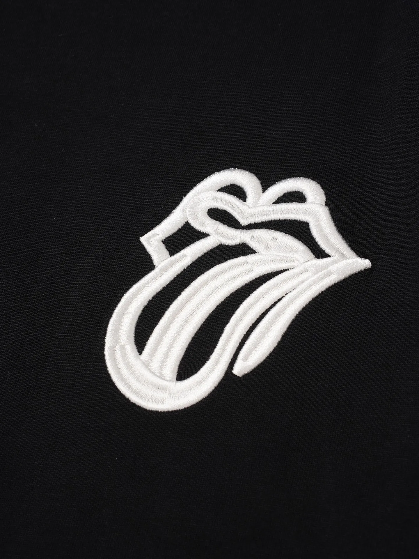 105 CH 2026ss T Chrome Hearts（ ）T ， ， ， 。 ， ， ， 。 / ， ， ， “ ” 。 ， ， ； ， ， ； ， 、 ， ， oversize 。 “Chrome Hearts” ， ， Classic “ + ” ， ， ， 。 T ， 、 ， ， ， 。 ：White Black Size：XS S M L